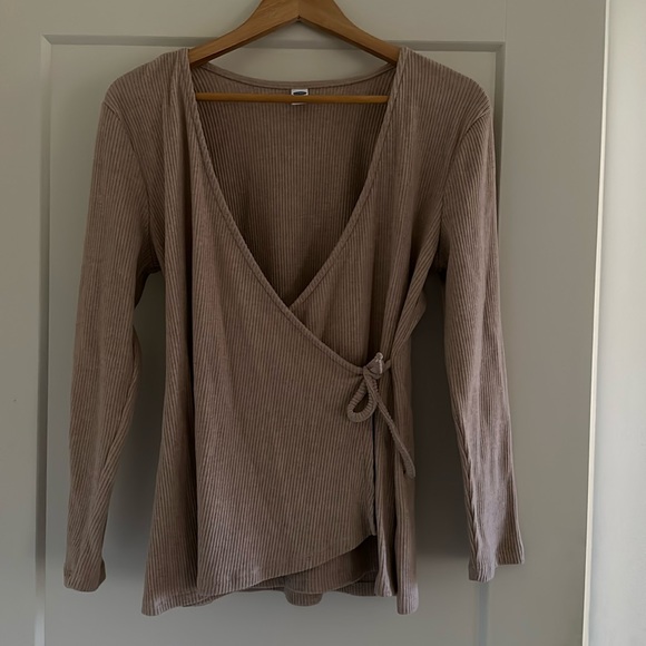 Old navy ribbed vneck top - Picture 1 of 3